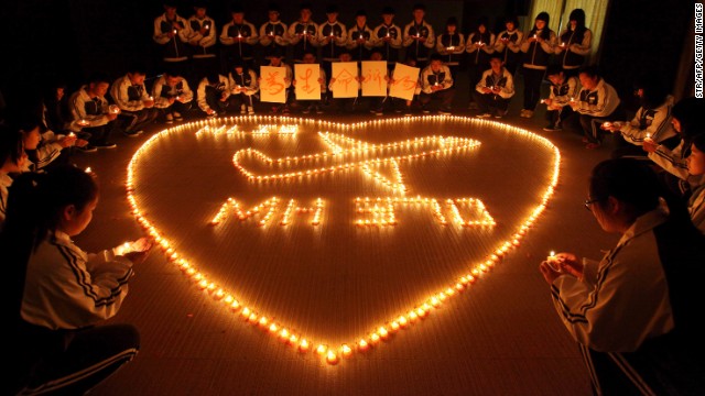 Chinese mourners for Malaysian airlines flight 370 ()