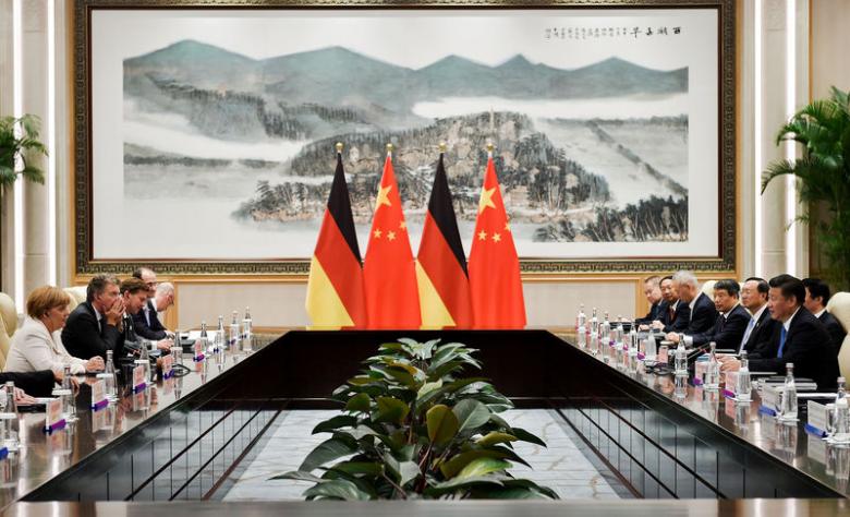 Chinese President Xi Jinping (R) and German Chancellor Angela Merkel (L) during their meeting at the West Lake State House on the sidelines of the G20 Summit, in Hangzhou, Zhejiang province, China, September 5, 2016. REUTERS/Etienne Oliveau/Pool