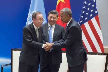 Secretary-General Ban Ki-moon at Paris Agreement Ratification Ceremony. From Paris to Hangzhou – Climate Response in Action. H.E. Mr. XI Jinping, President of the People’s Republic of China and H.E. Mr. Barack Obama, President of the United States of America present the instrument for the Paris Agreement to the Secretary-General.