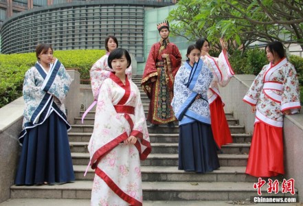 Fujian Normal University graduates wear Hanfu for their graduation photo. Image credit: Chinanews.com